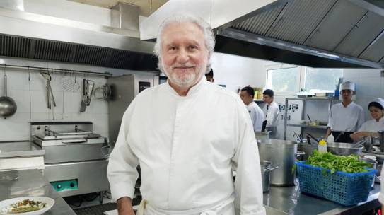 Câu nói của mẹ thay đổi cuộc đời đầu bếp hai sao Michelin nổi tiếng Alain Dutournier