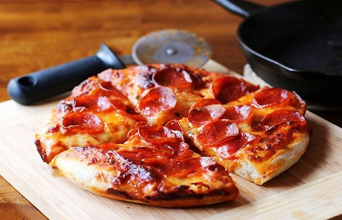 cách làm pizza xúc xích tại nhà